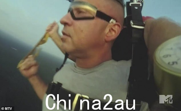 史诗般的揭露:Mike 'The Situation' Sorrentino 在周四 MTV 的泽西海岸家庭度假剧集中跳下飞机进行另一场家庭性别揭露