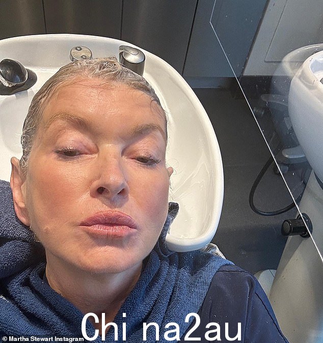 皮肤测试:Martha 在 1 月下旬在 Instagram 上发布的几篇新帖子中展示了她的面部美丽和肤色时,吹嘘自己的皮肤“看起来不错”