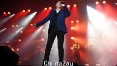 澳大利亚音乐传奇人物约翰·法纳姆 (John Farnham) 在因口腔癌进行马拉松式手术几个月后被紧急送往医院