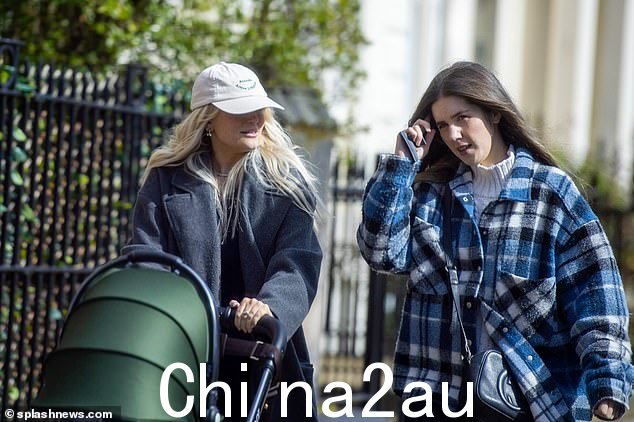 低调:她和她的朋友在一家咖啡馆外安顿下来后,在长外套下选择了一件舒适的白色连帽衫,然后前往商店进行购物疗法