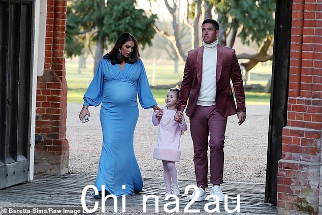Dapper:Billy 同时穿着麂皮棕色西装外套、奶油色高领套头衫、棕色长裤和白色运动鞋,看起来很帅气