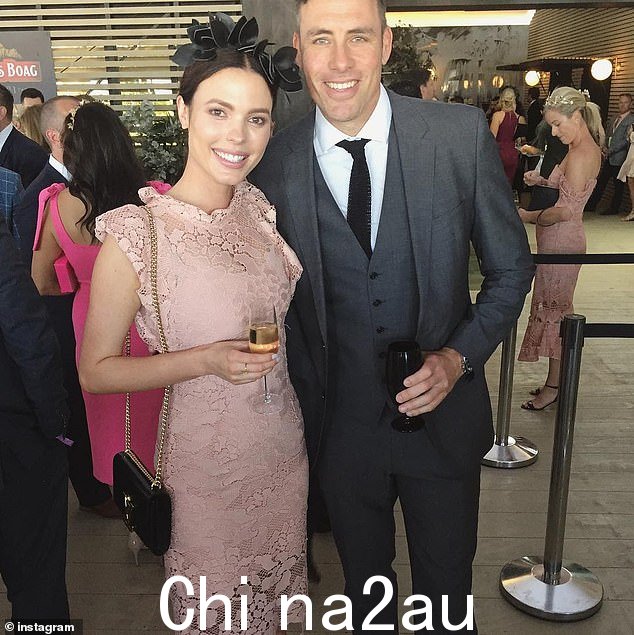 Richardson 认为 Pearce 被挑出来了,然后才提到其他前 AFL 球员,如 Jimmy Bartel 和 Luke Darcy 除了他们的广播工作外还担任俱乐部角色