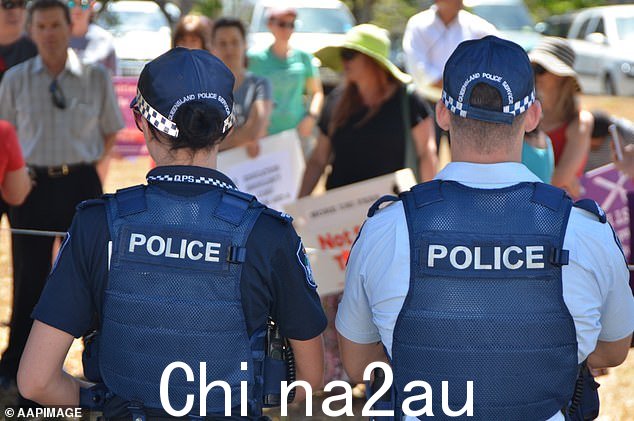 据称,这两名男子用锤子袭击了一名他们认识的妇女超过 45 分钟,用刀割断了她的腿,并试图用多功能工具剪断她的头发