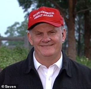Mark Latham 在早餐电视上戴着 MAGA 帽子庆祝特朗普在 2016 年的选举胜利(如图)