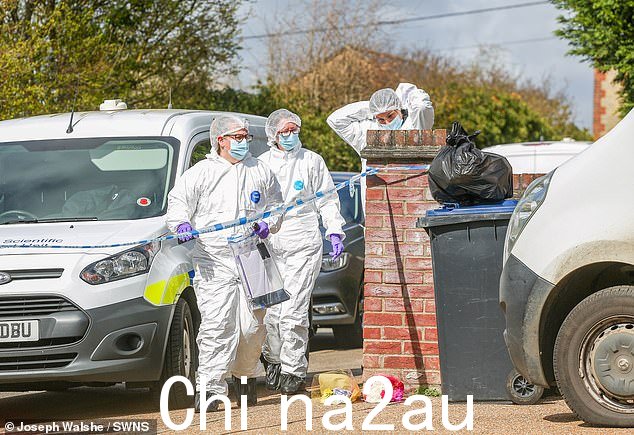 法医在加里邓莫尔被发现死亡的现场。周三晚上 9 点 37 分,警方在接到枪击报告后被叫到伊利附近的萨顿