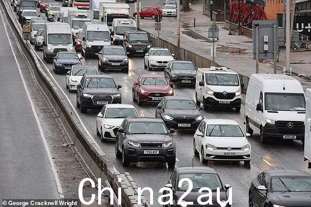 在伦敦东南部格林威治的 A102M Blackwall 隧道引道上的复活节假期交通排队