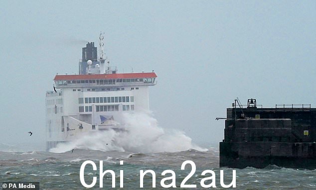 P&O Ferries Updates 于晚上 7 点 40 分发布推文称,大巴的延误是由于“在法国边境管制处处理每辆车所花费的时间”。图为:P&O Pride of Kent 渡轮抵达多佛港