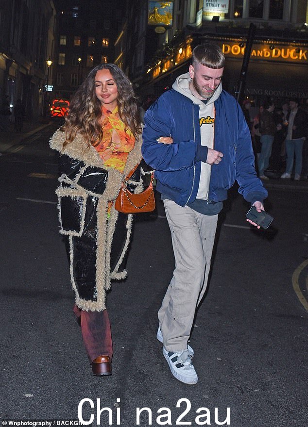 穿着打扮让人印象深刻:这位 Little Mix 歌手身穿挂脖橙色上衣搭配前卫微喇牛仔裤,展示了丰满的身材