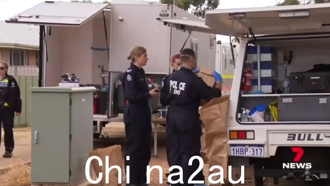 警方调查人员在现场寻找涉嫌绑架的线索。此后,这两个男孩都接受了检查并返回了他们的家人。图片:7News