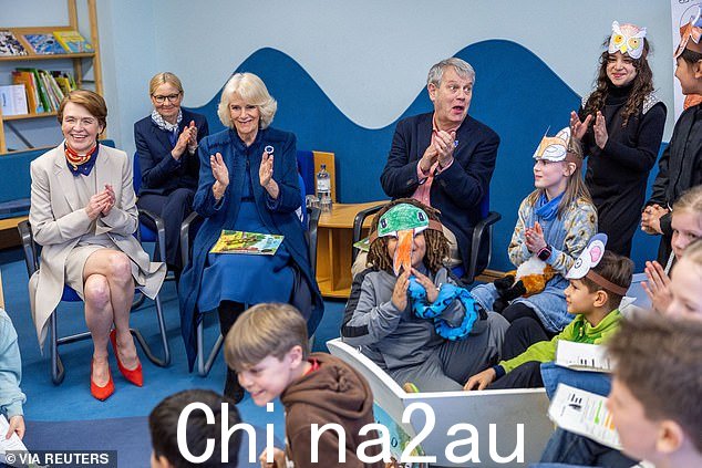 今天下午的故事时间,这两位访客被拍到和小学生围成一圈坐着