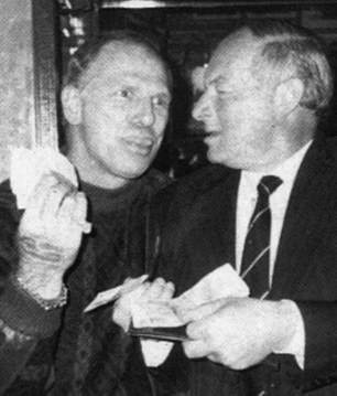 狡猾的警察 Roger Rogerson(与臭名昭著的罪犯 Arthur 'Neddy' Smith 在一起)是 Kings Cross 侦探,被评为澳大利亚最腐败的警察