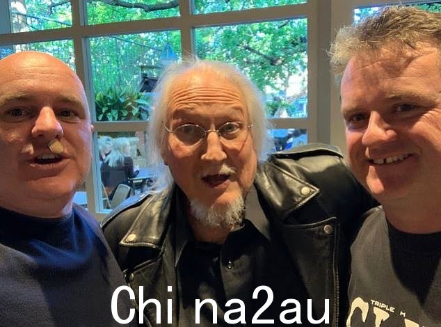 传奇电台主持人 Doug Mulray 死于肝硬化,一份新报告称。Mulray(中)最后一次公开露面是七周前在悉尼一家酒店举行的 Triple M 员工聚会上他去年住院了