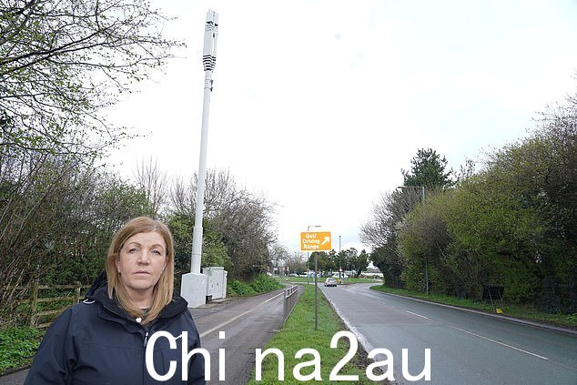 Debbie Feasey(如图)说:'我过去经常往外看,看到我屋后的树木。现在这个观点被这个怪物所主宰”并看到我房子后面的树。现在这个观点被这个怪物占据了</p><p class=