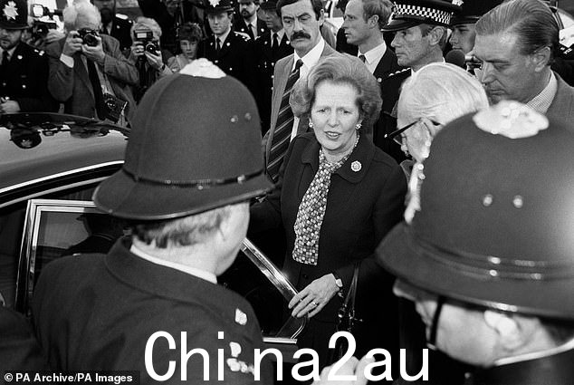玛格丽特·撒切尔 (Margaret Thatcher) 和她的丈夫丹尼斯 (Denis) 在探望 IRA 炸弹爆炸的受害者后离开布赖顿的皇家苏塞克斯郡医院