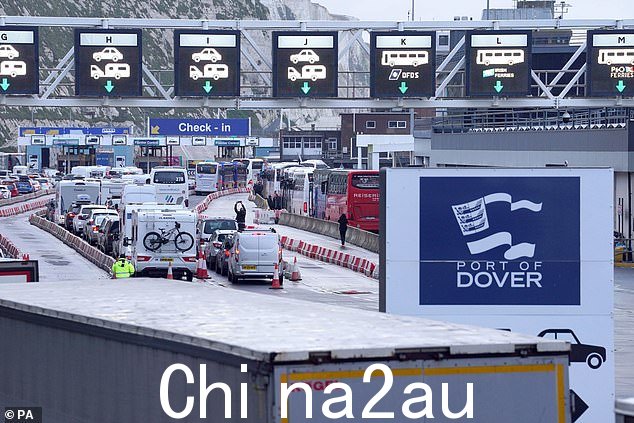 P&O Ferries Updates 在晚上 7 点 40 分发布推文称,长途汽车的延误是由于“在法国边境管制处处理每辆车所花费的时间”