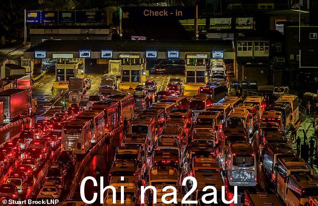 随着复活节假期交通拥堵到深夜,多佛港形成了交通队列