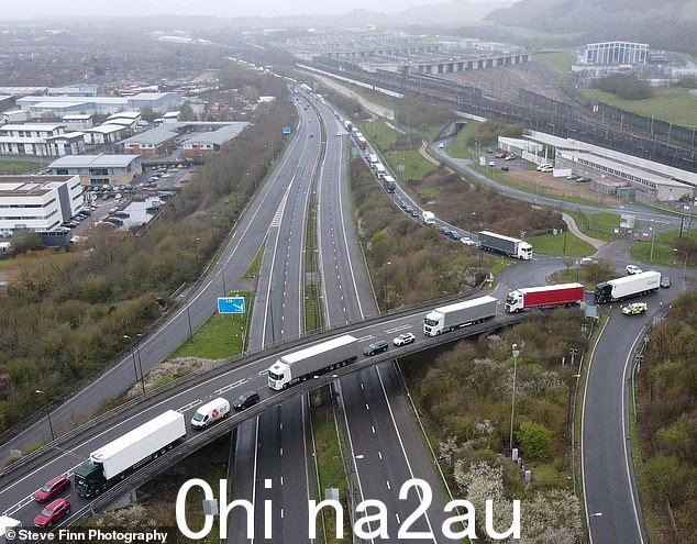 由于通过 Roundhill 隧道进入多佛的主要 A20 路线关闭，卡车继续排队