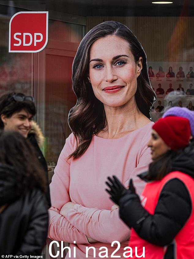 社会民主党 SDP 主席和芬兰总理桑娜马林的选举海报在周日选举前展示在竞选摊位上