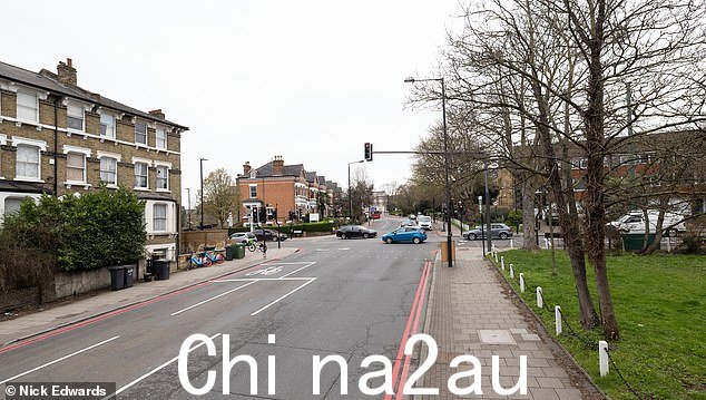 又一个分水岭:伦敦南部西德威治的 Rosendale 路(左)在 ULEZ 之外,但对面属于清洁空气区(右图)