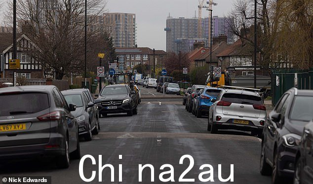 伦敦的 ULEZ 分水岭:格林威治的 Lionel Road 就在 ULEZ 之外。但住在 Lionel Road 对面的邻居属于清洁空气区 - 有些人说他们现在每天都会因驾驶不合规车辆离开而受到处罚
