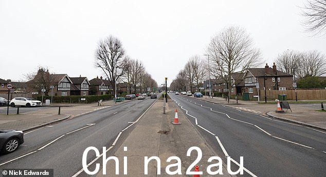 The ULEZ divide in action: 右边是 Knockholt Road,在 ULEZ 里面,左边的 Lionel road 落在区外,而分开两条街道的主要道路是 A205