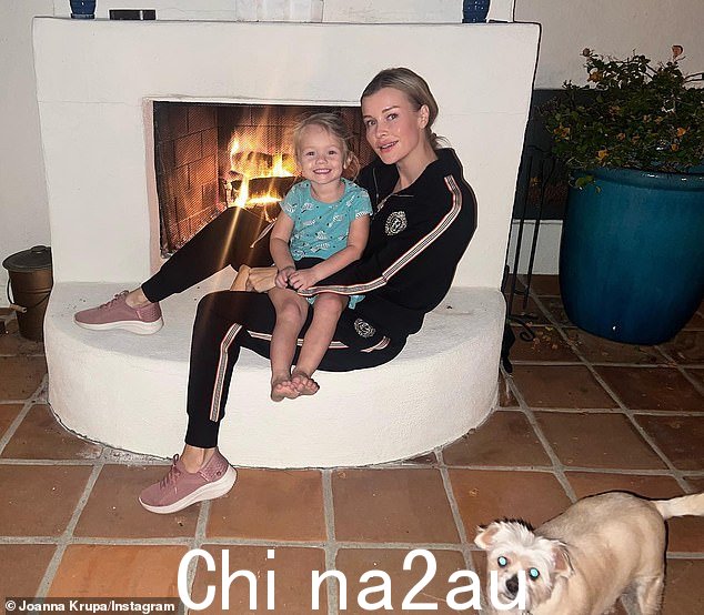 Custody:两人分享女儿,Ashe- Leigh 和 Douglas 要求对三岁的孩子进行共同的身体和法律监护