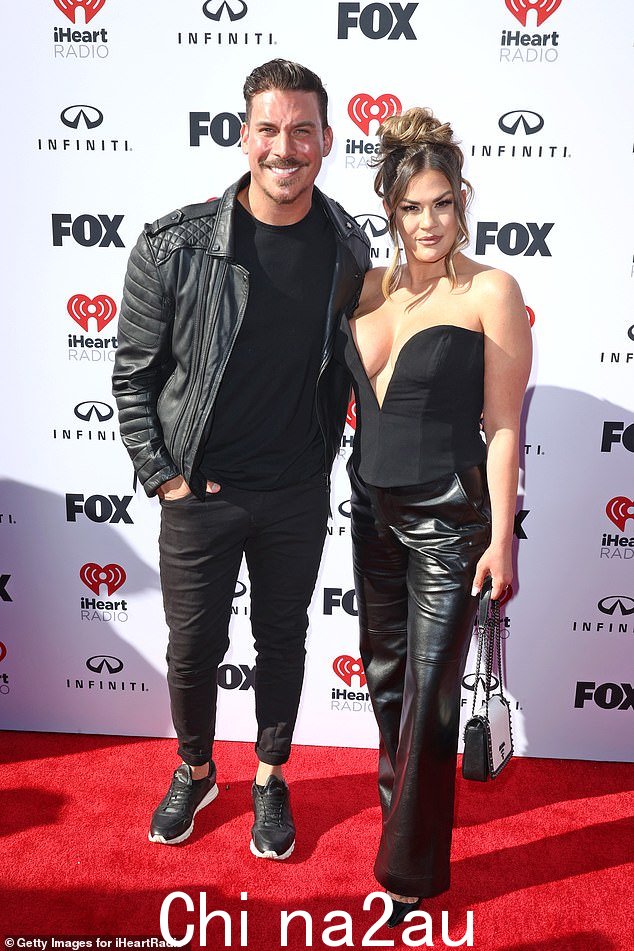 最新消息:Jax Taylor 透露,上周在 Vanderpump Rules 重聚的录音期间“几乎是争吵”;在洛杉矶 iHeartRadio 音乐奖的红地毯上看到on Monday, March 27