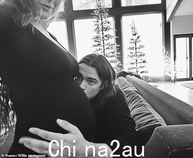 公告:该帖子包含威利斯炫耀她的肚子时的黑白照片