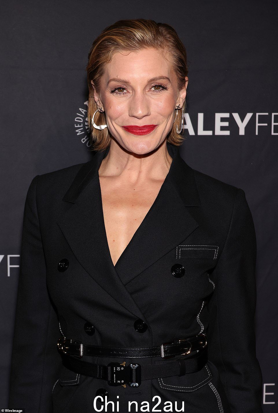她的角色:Sackhoff 扮演 Bo-Katan Kryze 的角色,这位永远忠诚的中尉响应死亡守卫的号召,呼吁曼达洛人拥抱他们的军事传统并在战争中寻找荣耀