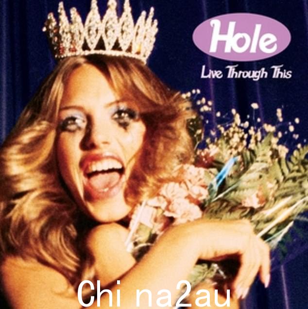 这是 Courtney Love 的摇滚乐队 Hole 1994 年的红极一时 - 在她的丈夫 Kurt Cobain 悲惨自杀几天后发行。 “Live Through This”继续在全球销售数百万张。这张专辑的标志性封面如图所示