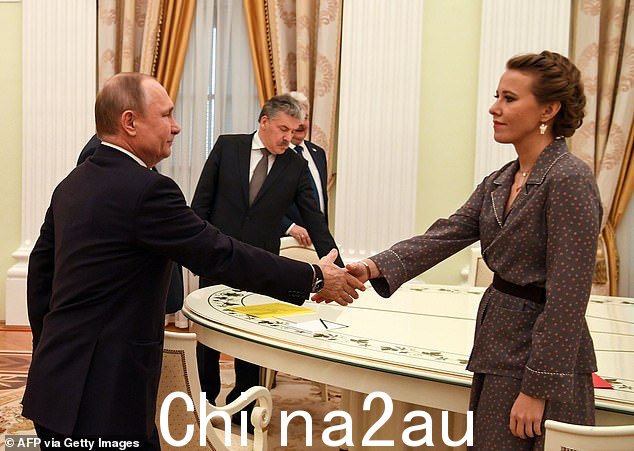 Sobchak 最终在 2018 年的总统选举中输给了普京,这场选举被操纵为对俄罗斯领导人有利。她名列第四。索布恰克在 2018 年 3 月与普京握手的照片