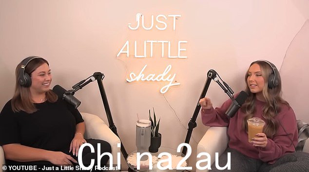 Alaina(左)最近出现在她姐姐 Hailie 的 Just a Little Shady 播客中,兄弟姐妹在其中回忆了他们与“严格”父母相处的童年时光