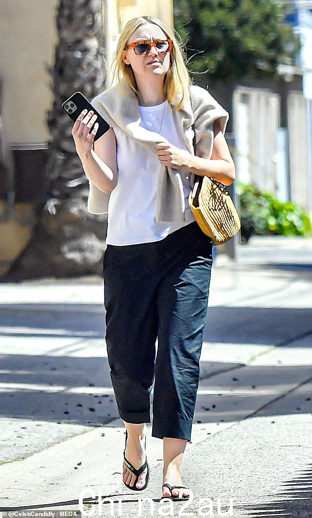 Dakota Fanning 穿着七分裤和基本款 T 恤,在洛杉矶享受阳光下的漫步