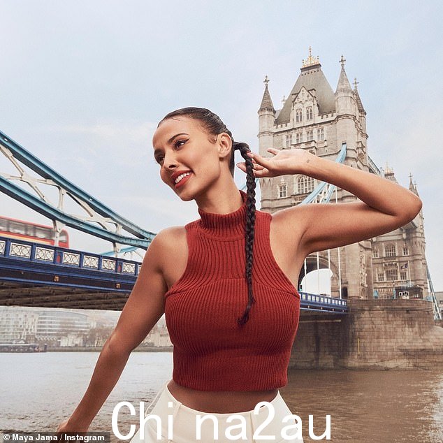 哇:在另一个宣传活动中,Maya 穿了一件酒红色无袖短款上衣,突出了她健美的腹部