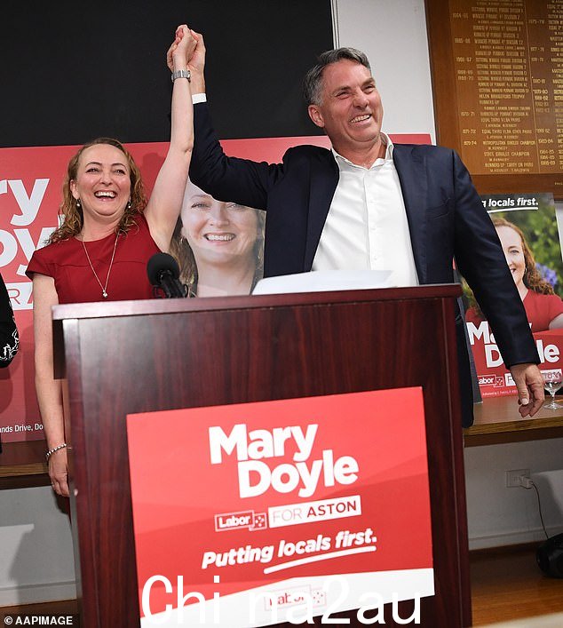 工党 Mary Doyle(与副总理 Richard Marles 合影)在 Aston 补选中取得历史性胜利,从自由党手中夺得席位,打破了 100 年的不祥之兆