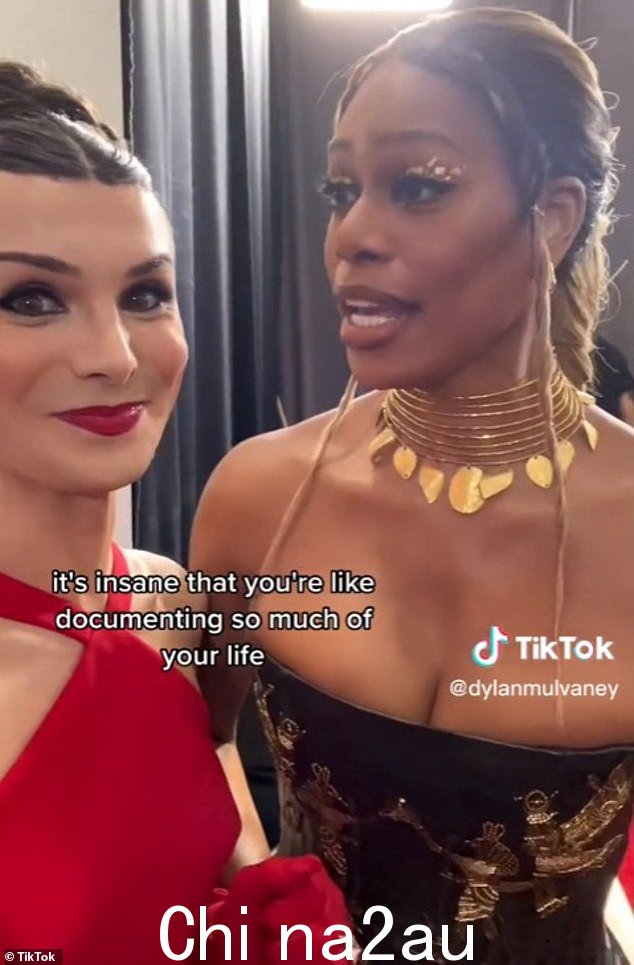 Laverne Cox,Orange Is the New Black 的跨性别女明星,出现在 Mulvaney 的 TikTok 短剧之一中——她以一种尴尬的外表建议 TikToker ‘一切都不能为公众服务’