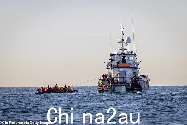 2022 年 11 月,在英吉利海峡中部,边防部队运营并由 HMS Severn 监督的 BF Defender 在英国水域救出了一艘小船