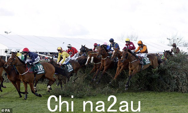 Noble Yeats 骑手 Sam Waley-Cohen(排名第 28)在 2022 年 Randox Health Grand National Festival 的盛大国庆日在利物浦 Aintree 赛马场赢得 Randox Grand National Handicap Chase 的途中清除围栏
