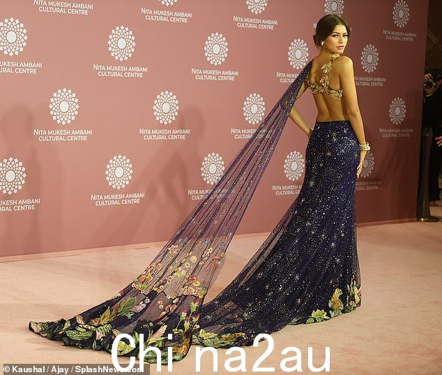 声明外观:Zendaya 与她一起参加了星光熠熠的活动,Zendaya 在单肩海军合奏中展示了她令人难以置信的身材
