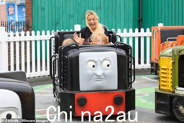 溺爱的母亲:她和孩子们一起乘坐小火车