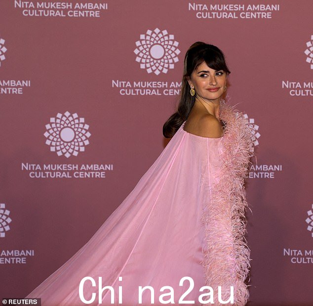 Incredible: 这位女演员确保在迷人的粉红色中转头,搭配令人惊叹的羽毛饰边和引人注目的斗篷