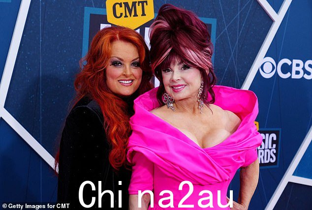 Duo:娜奥米·贾德 (Naomi Judd) 因持续与精神疾病作斗争而自杀,于 2022 年 4 月 30 日去世; Wynonna 和 Naomi 出席 2022 年 CMT 颁奖典礼