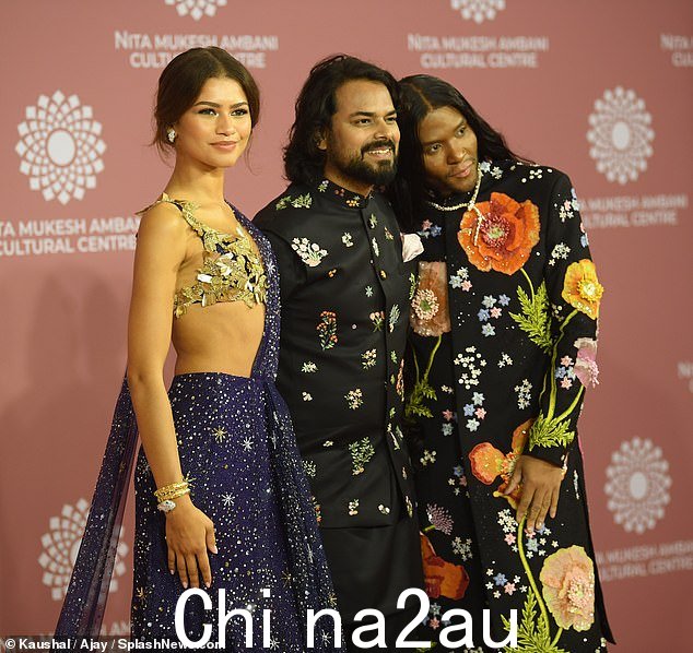 好朋友:虽然她没有出现在与 Tom 的合影中,但 Zendaya 确实与她的造型师 Law Roach 合影留念