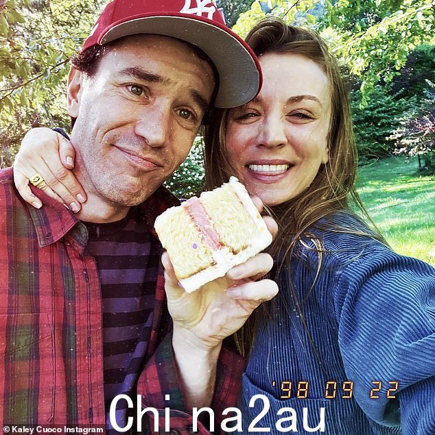哦宝贝!这对夫妇在去年 10 月用这个粉红色的蛋糕宣布了 Kaley 怀孕的消息