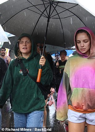 Abbie 在活动中穿了一件多色连帽衫和一条短裤,并用手提袋装饰她的造型