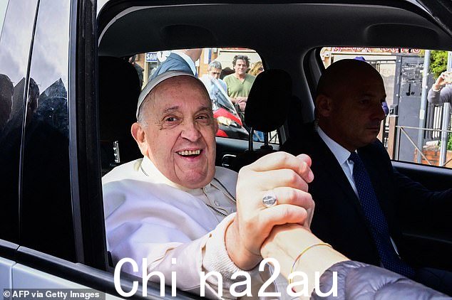 Pope Francis 离开 Gemelli Polyclinic 在经过三天的停留后于昨天早上离开医院