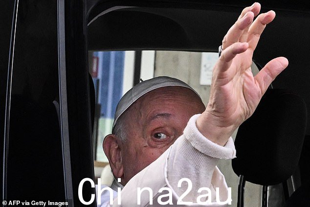 Francis 坐在一辆白色菲亚特 500 汽车的前座上,这辆汽车把他从 Gemelli Polyclinic 开走了