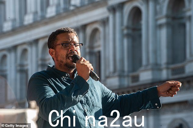 Daniel Kebede,如图所示,去年 8 月在唐宁街外的“巴勒斯坦集会”上,人们看到他在一次集会上发表讲话,据称人群高呼一首呼吁对犹太人施以暴力的歌曲” =