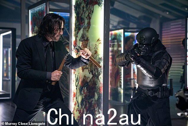 动作英雄:为了表达他对约翰威克 4(如图)特技演员的感激之情,据报道,里夫斯送给他们每人价值 9,150 美元的雕刻劳力士潜航者