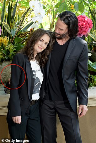 不窒息:虽然他有时会触摸他的costars,但他看起来尽量给他们空间; seen with Winona Ryder